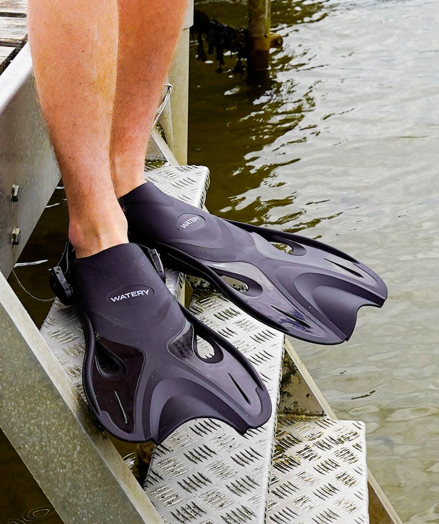 Watery lyhyet uintiräpylät - Fisher - Musta