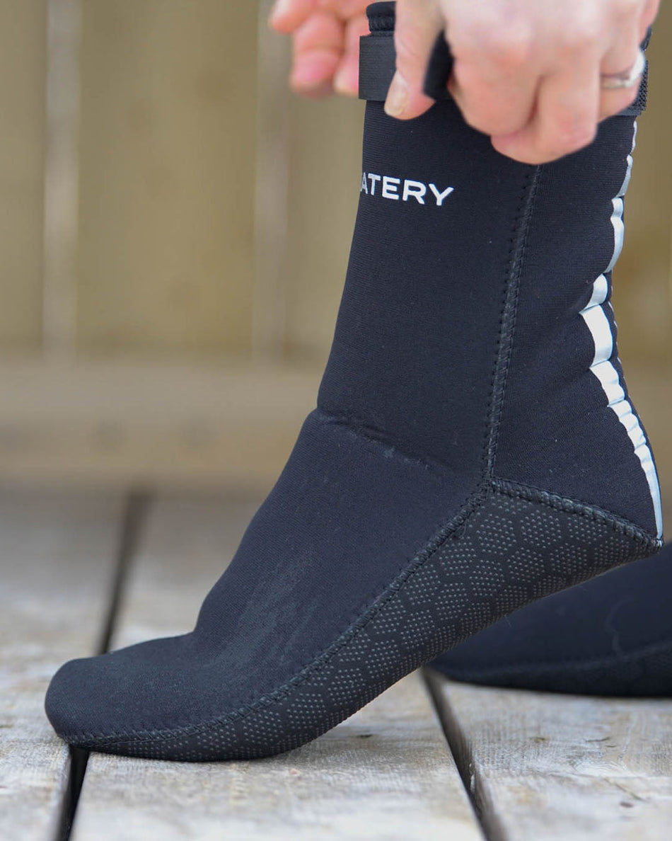 Watery neopreenisukat avovesiuintiin - Reptile (3 mm) - Musta