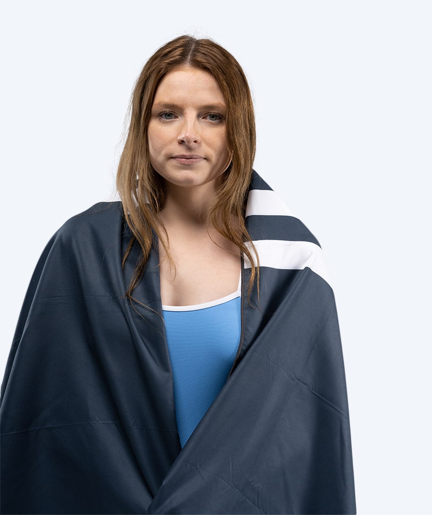 Watery mikrokuitupyyhe (160 x 80 cm) - Eco Nebraska - Tummansininen